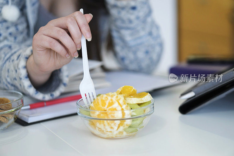 年轻女子正在家里吃早餐