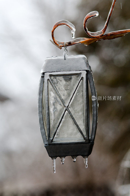 一盏被冰覆盖的花园灯