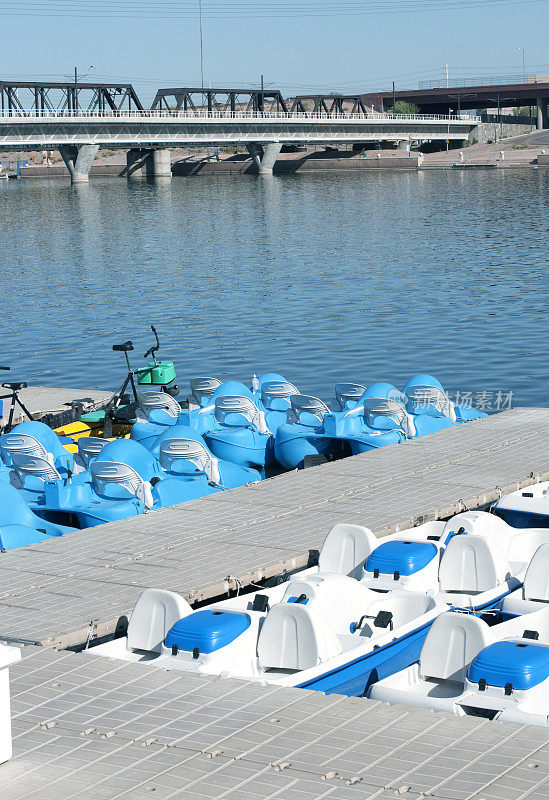 在坦佩AZ的湖上出租脚踏船