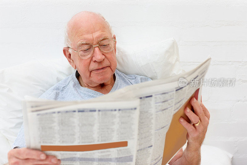 读报纸的老人