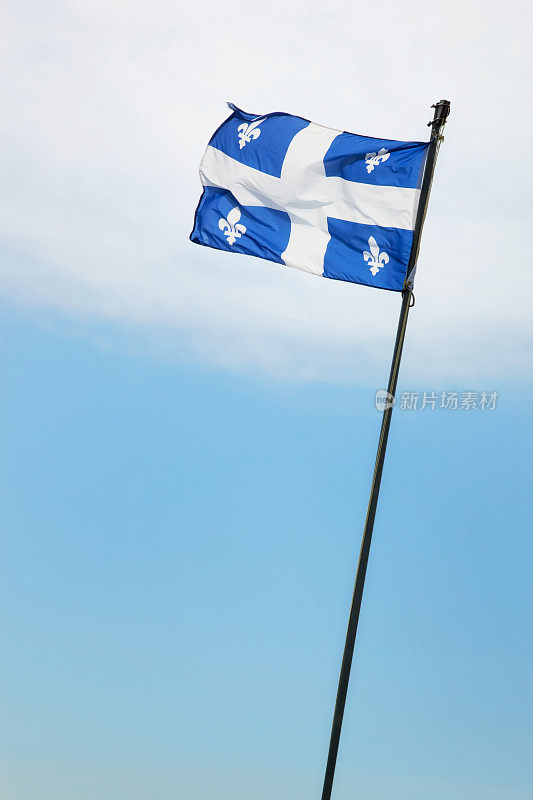 魁北克国旗垂直飘扬