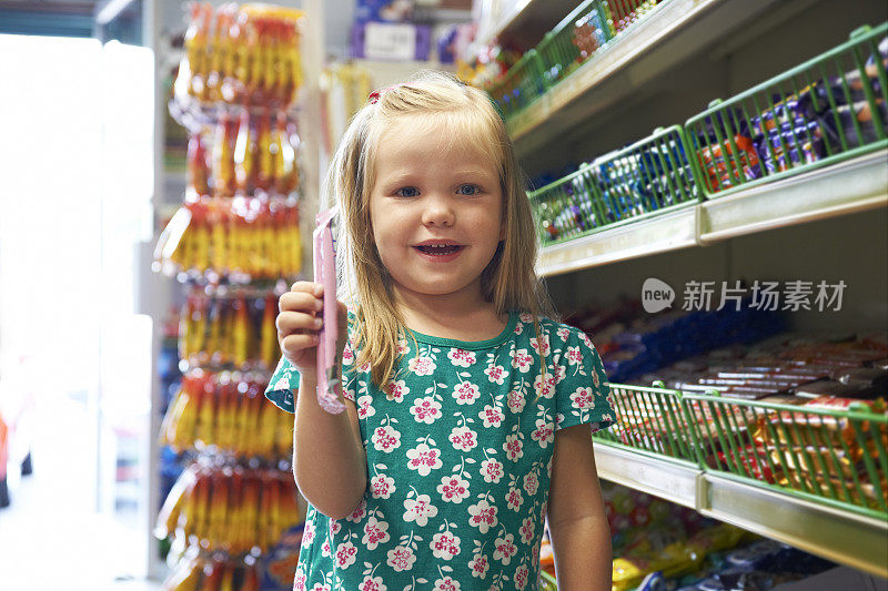 快乐的孩子在超市的糖果柜台