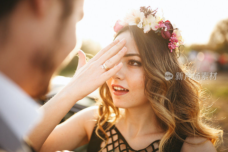 恩爱夫妇的肖像，年轻女子显示结婚戒指的特写