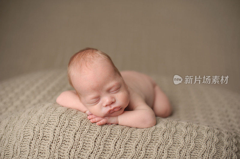 一名早产儿双手抱着头安详地睡觉
