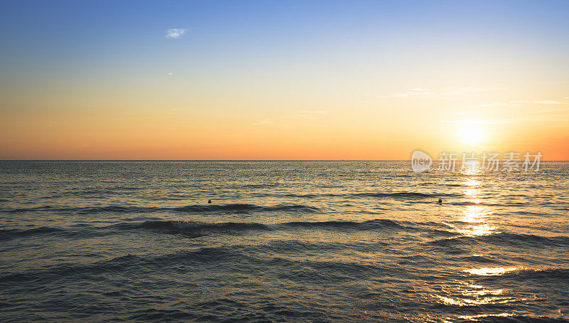 海上地平线上的日落