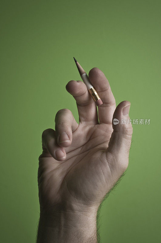 手里握着的铅笔像一支香烟