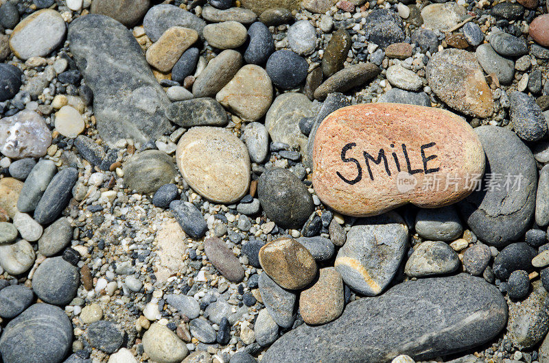 “微笑”和在海滩上积极思考