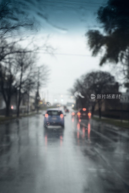 雨中的汽车