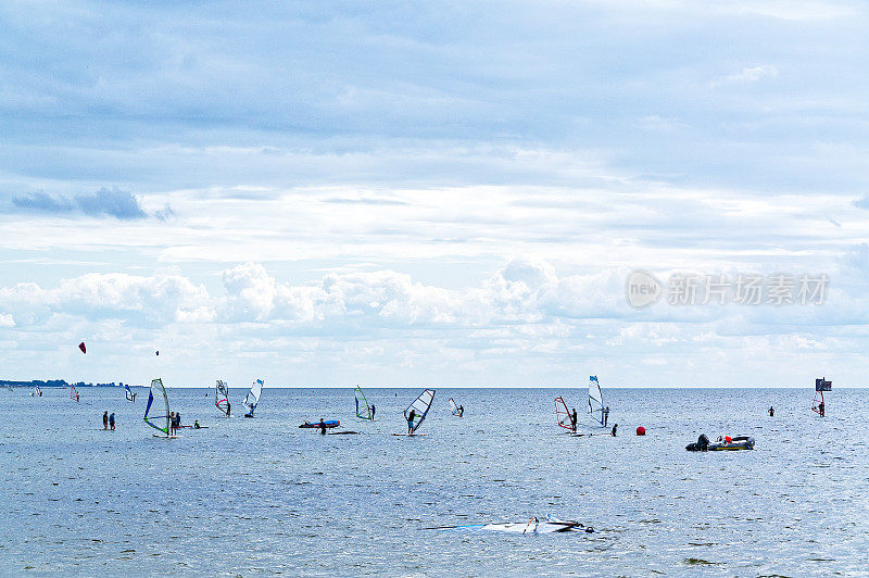 风帆冲浪，一群风帆冲浪者在水上用帆板冲浪