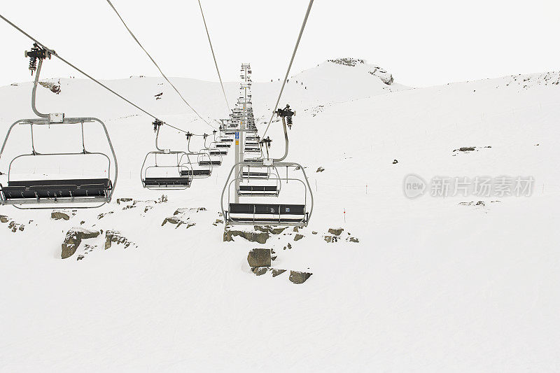 空的滑雪缆车