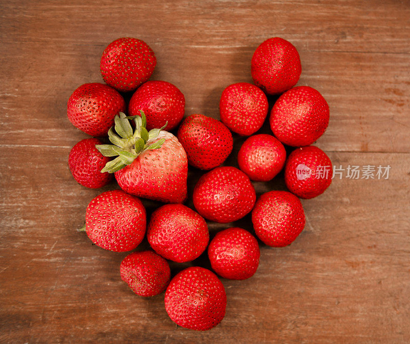 心形的红色草莓。有益心脏健康的饮食。