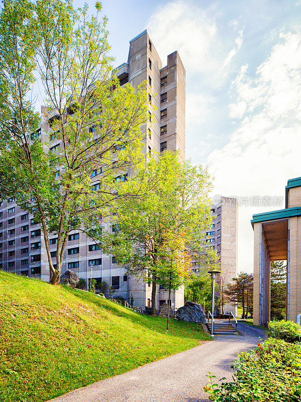 带通道的风化混凝土学生住宅楼