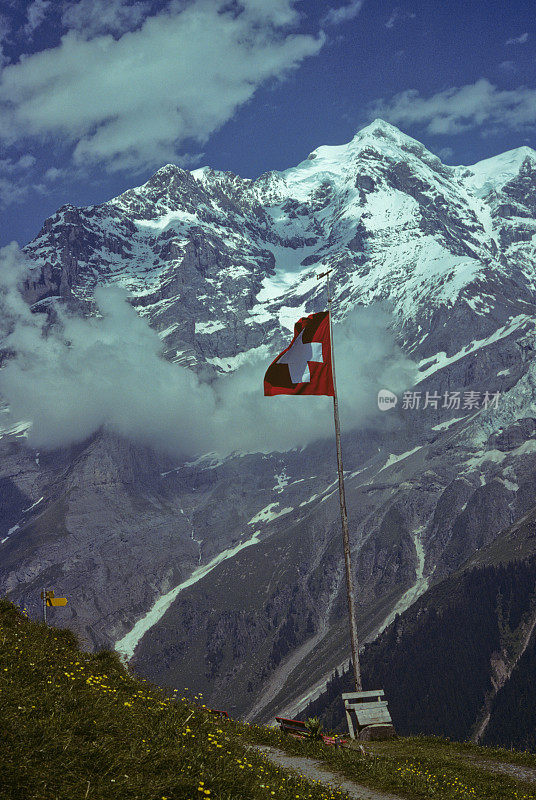 瑞士国旗和Breithorn