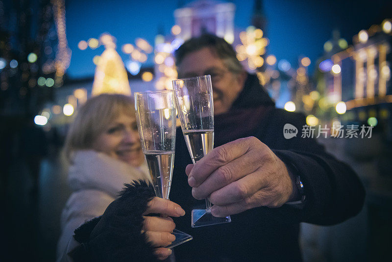 成熟的夫妇用香槟祝酒