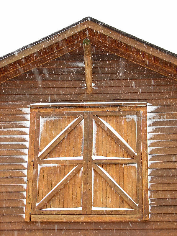 雪时雪松谷仓干草阁楼门