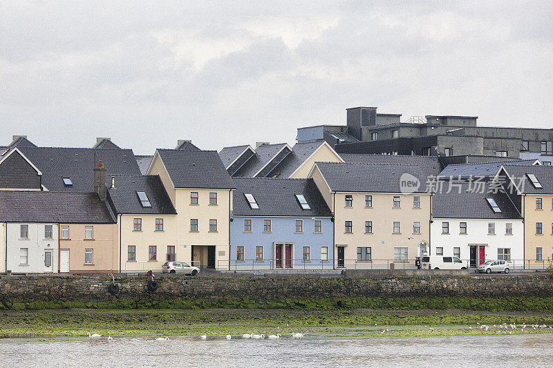 爱尔兰戈尔韦的建筑物和科尔布河。