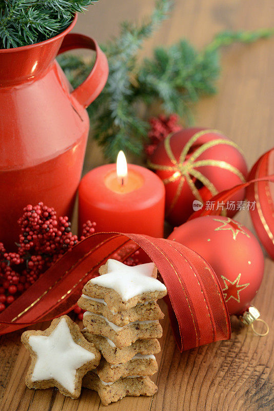 圣诞糖果，如肉桂糕点和蜡烛