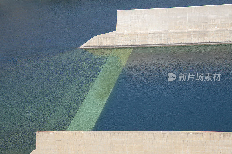 在土耳其靠近水坝的河边的水池