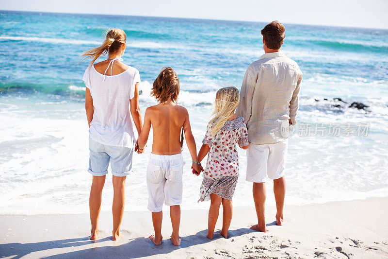 一家人在海滩上享受假期