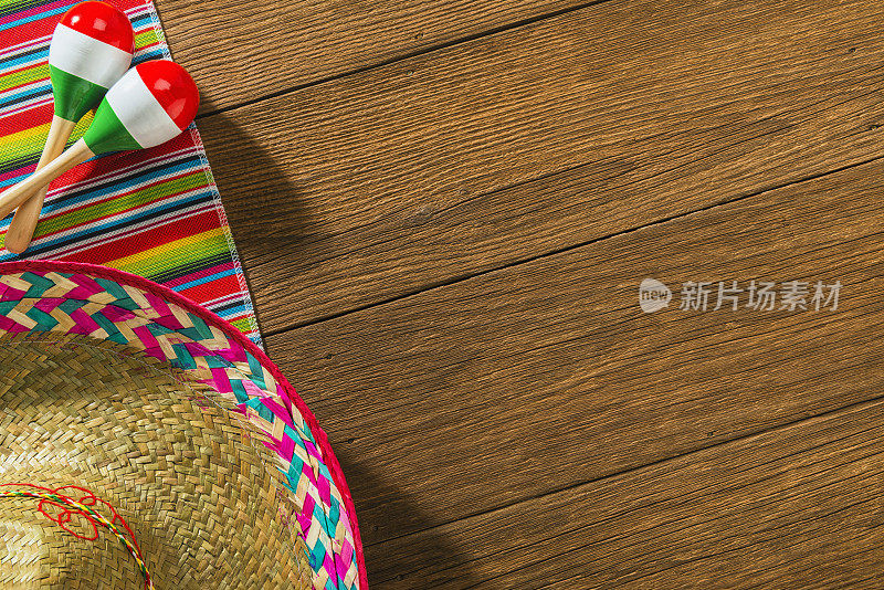 头顶上的墨西哥庆典用沙槌和宽边帽放在木板上