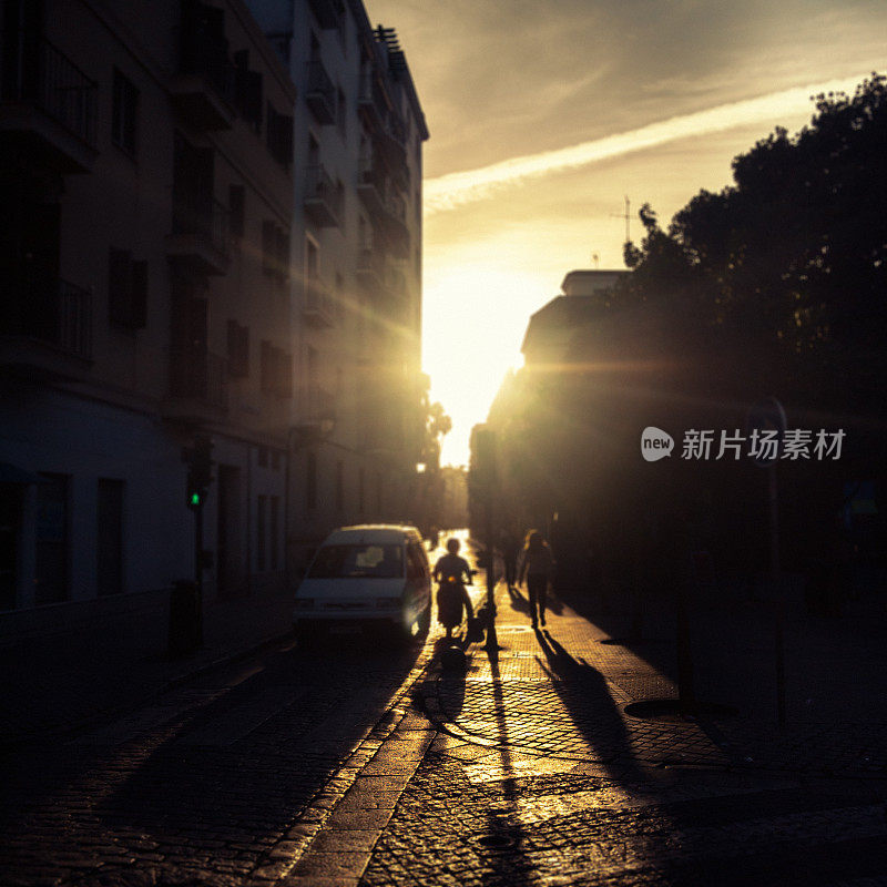 日落时分的塞维利亚街景