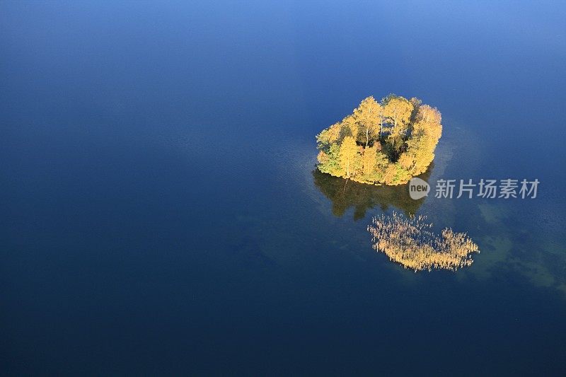 一个岛屿的航拍照片。秋天