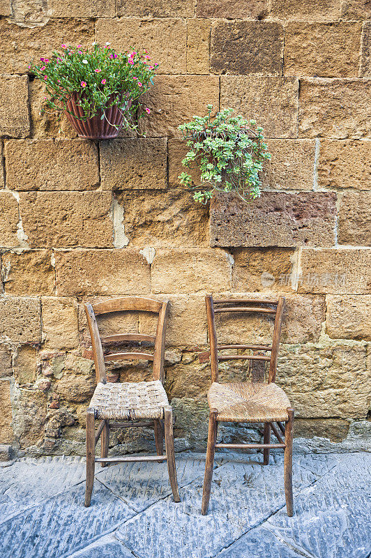 托斯卡纳皮恩扎的椅子和花盆