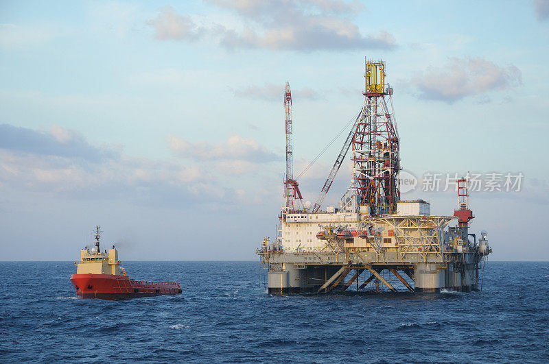 海上石油钻井和供应船。