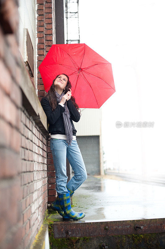 年轻女子仰望着阴雨的天空