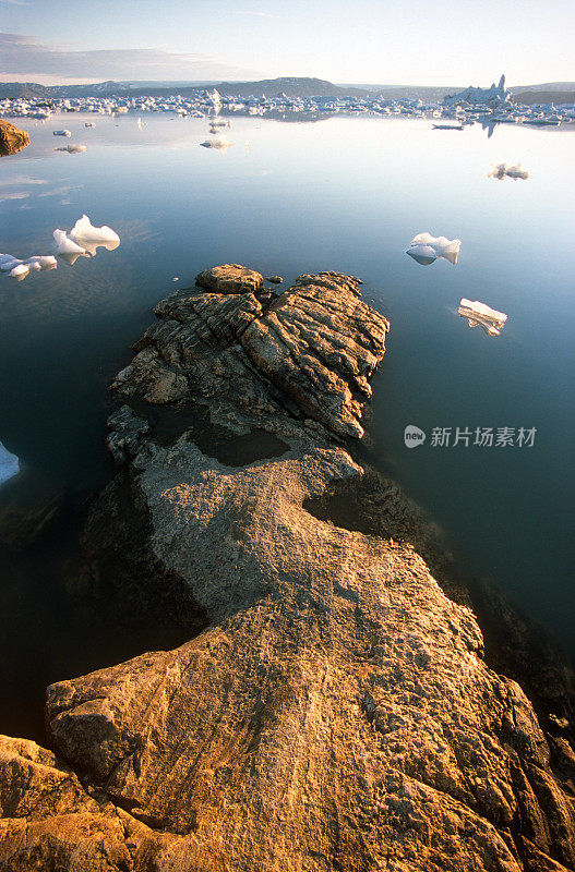 看着冰山填满峡湾