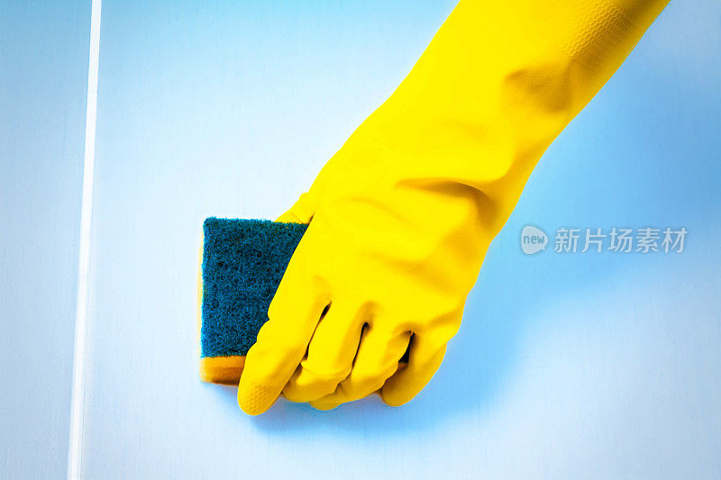 戴上手套，用海绵擦洗大地板
