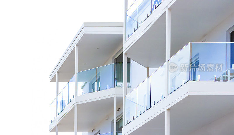 特写现代公寓大楼与玻璃阳台，复制空间