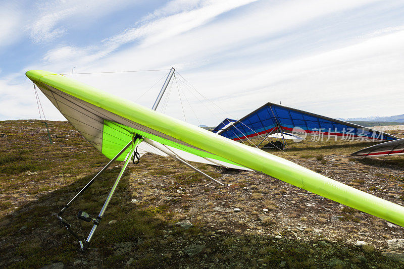 悬挂滑翔机准备用于山上捷达。