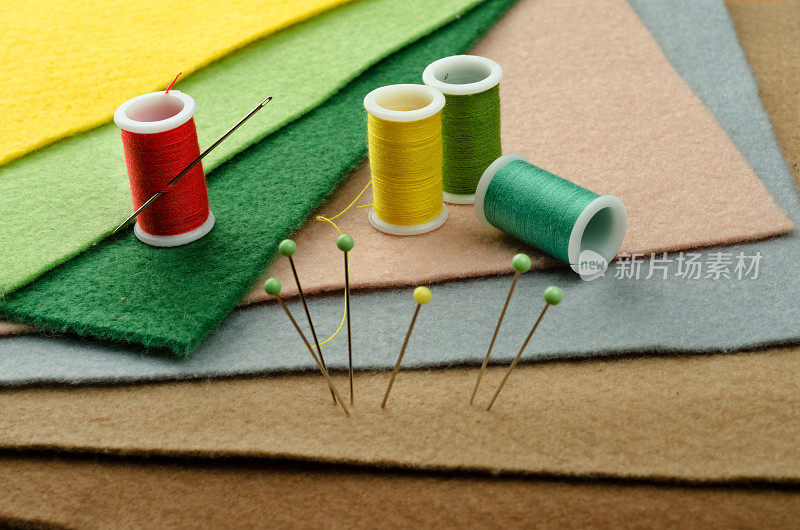 彩色毡板，针和纱线