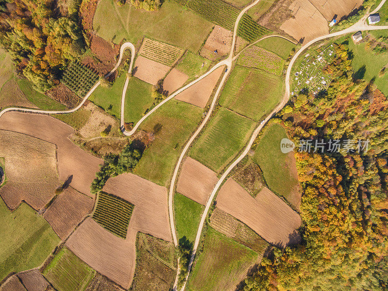 农场天线周围的道路