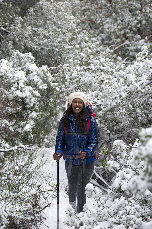 在下雪的天气徒步旅行。