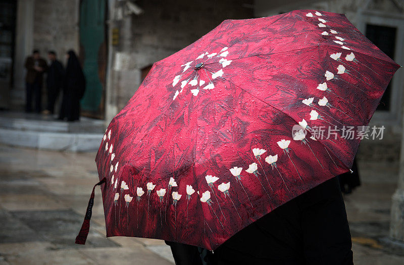 雨中的红伞