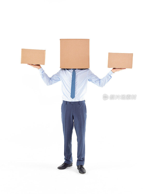 一个头上和手上都顶着纸箱的商人