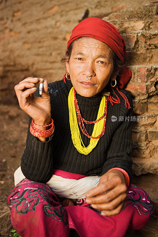 吸烟的尼泊尔妇女。巴德岗。