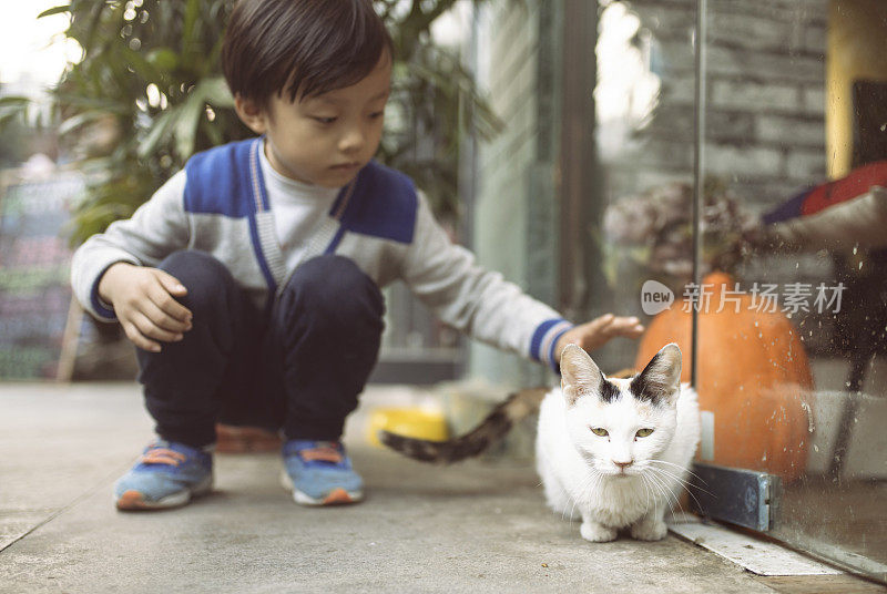 胡同里可爱的亚洲小孩