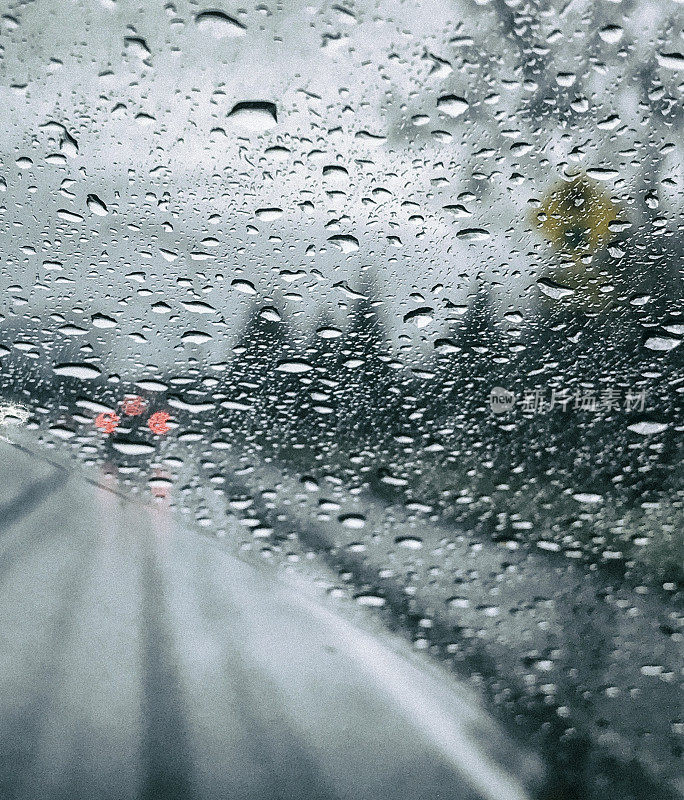 在雨天开车