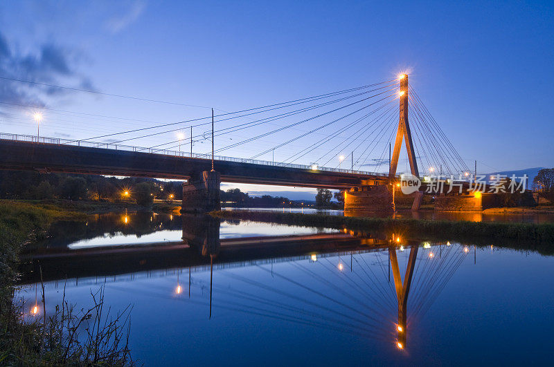 照明现代河桥皮隆，尼德瓦塔，靠近德累斯顿，德国