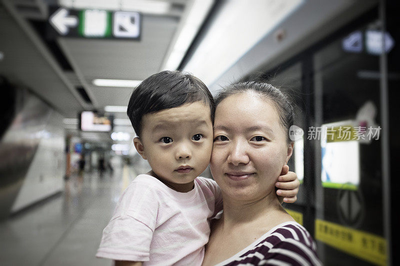 可爱的孩子和妈妈在地铁站