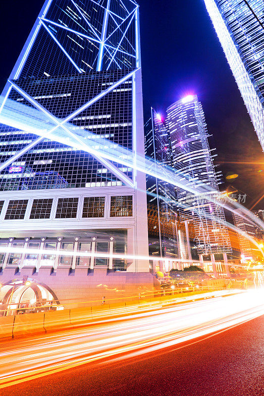 香港市内夜间的交通状况