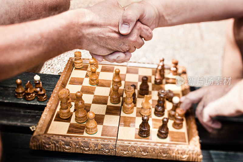 两名高年级学生下棋