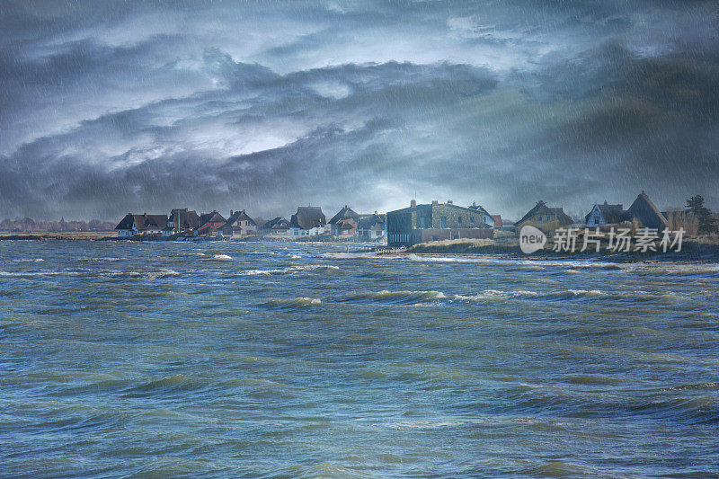 海岸线上的房屋被风暴和洪水摧毁