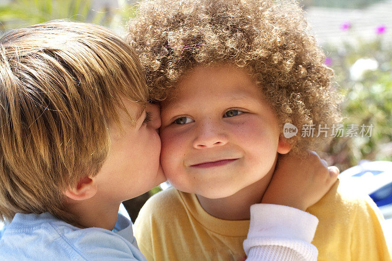 小男孩在亲吻非洲裔美国人最好的朋友