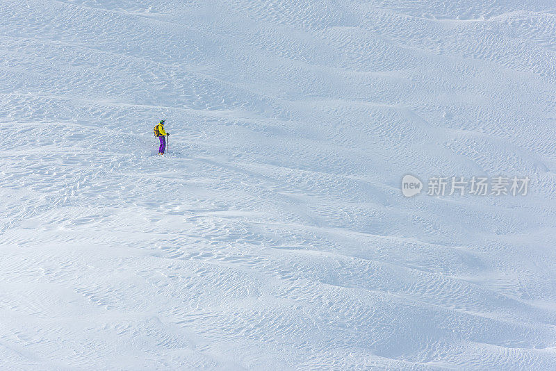 男滑雪者在雪地里