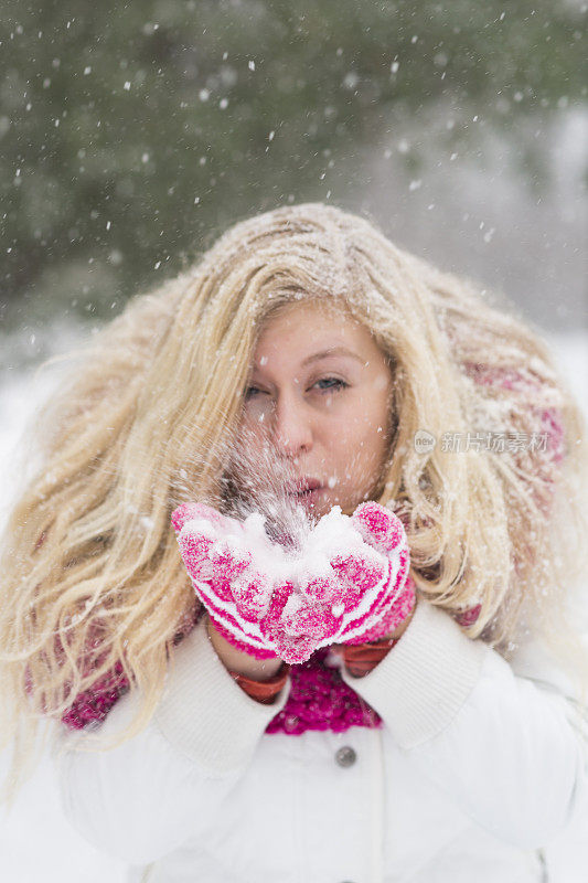 雪中淘气的金发女人