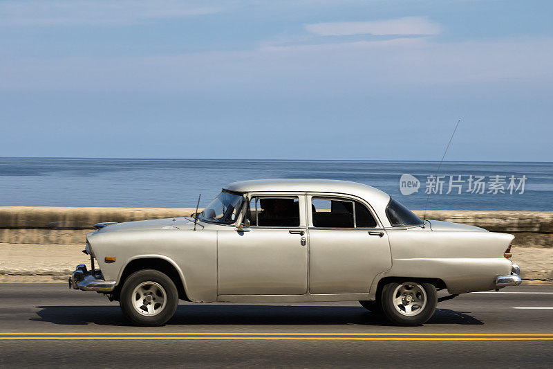 古巴哈瓦那，一辆老式美国车在马勒孔高速行驶